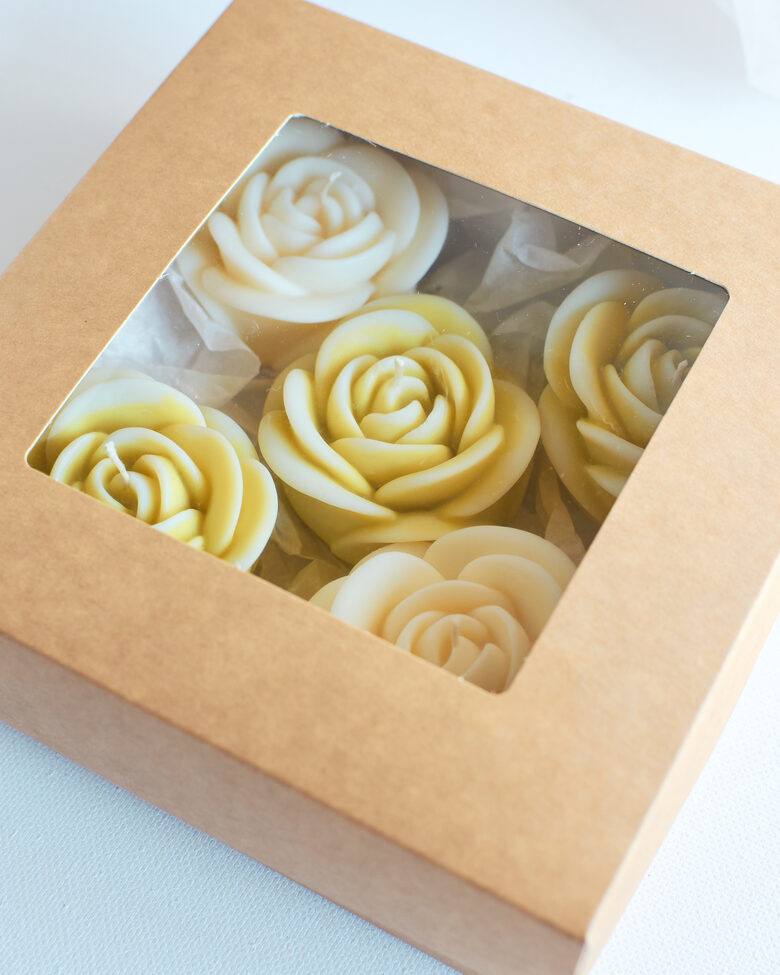 Rožių formos kvapnių žvakių rinkinys su žaliosios arbatos aromatu – dovanų dėžutėje 